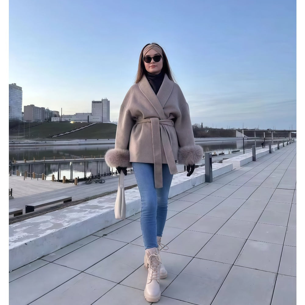 Daniela | Damenmantel mit Gürtel und Kunstfellärmeln