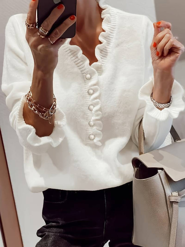 Andrea | Volangbluse med Dekorative Knapper for Kvinner