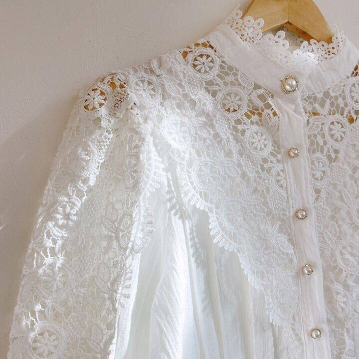 Elegant Damebluse med Blonder i Klassisk Stil