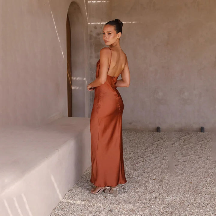 Julia | Satin Maxi Kjole med Cowl Hals
