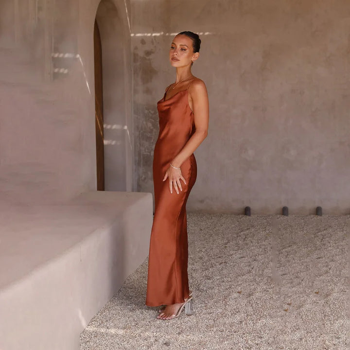 Julia | Satin Maxi Kjole med Cowl Hals