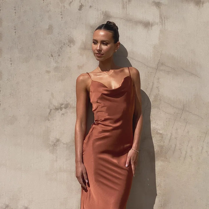 Julia | Satin Maxi Kjole med Cowl Hals