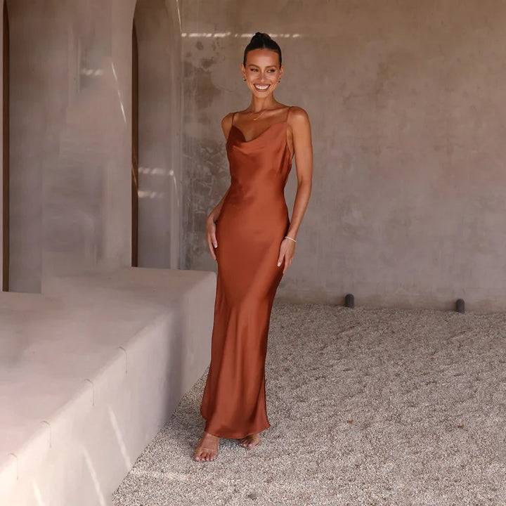 Julia | Satin Maxi Kjole med Cowl Hals