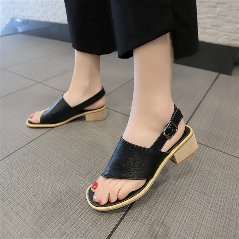 Hilda | Klassiske og Stilige Sandaler med Spenne